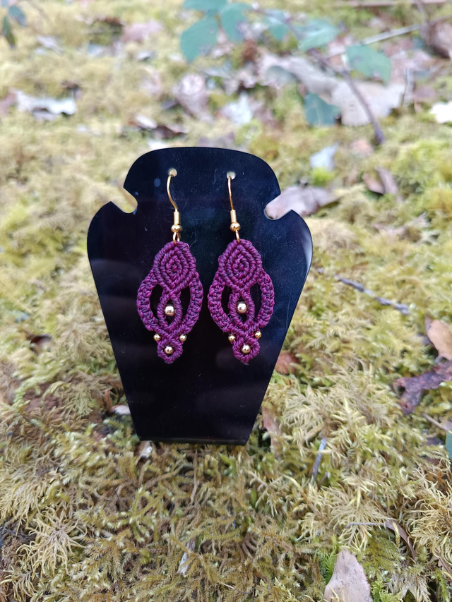 Boucle d oreille violette en 1 mm 