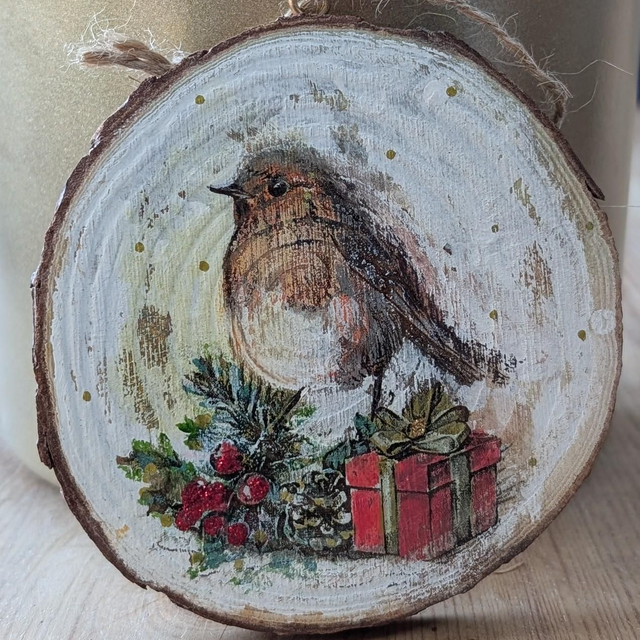 Robin with holly and small gift - Log slice