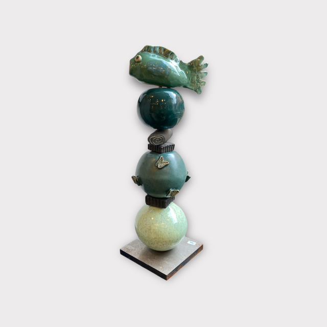 Kugle-skulptur m. fisk af Helle Bornæs 