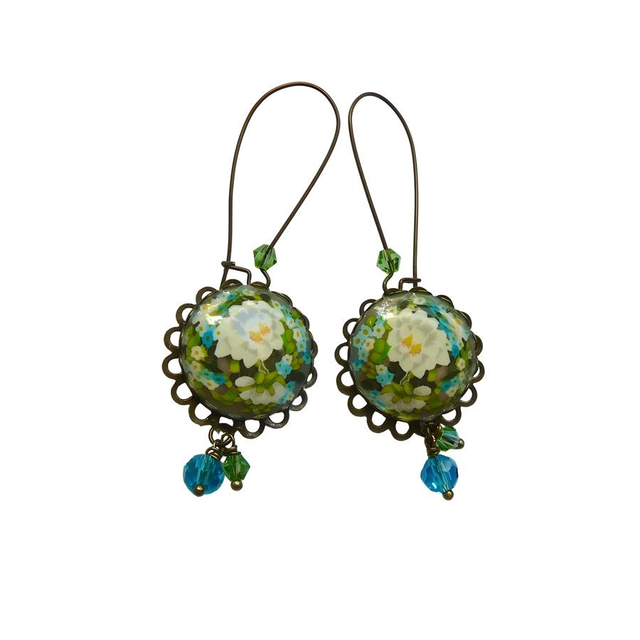 Boucles d&#039;oreilles pendantes fleurs blanches