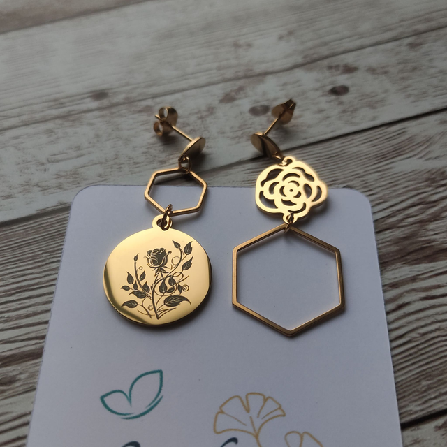 Boucles d&#039;oreilles &quot;Asymétrique&quot; Rose gravée 