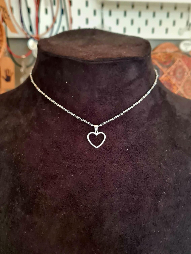 Collier en acier inoxydable argent avec coeur vide