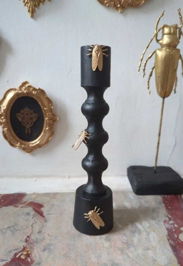 Bougeoir noir orné d’insectes dorés