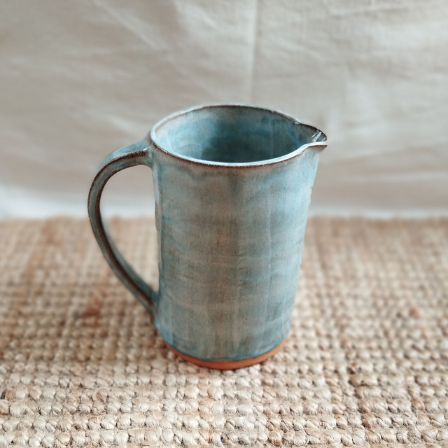 Pichet Argile rouge, émail bleu ciel