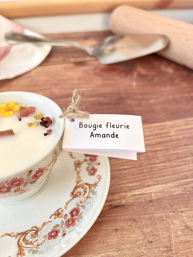 👑 Bougie Amande - tasse à café "fleurs et arabesques" avec sous-tasse - avec une fève dedans