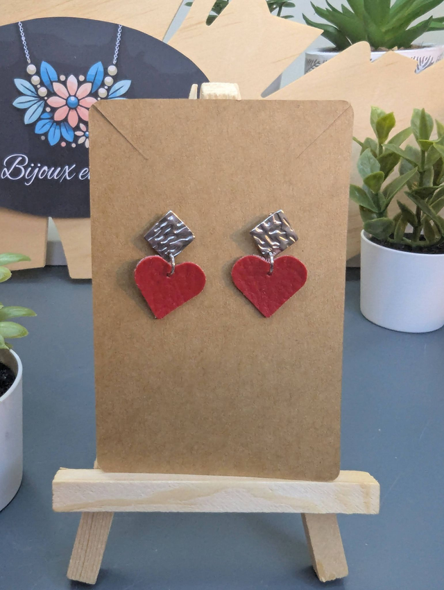 Petite boucles d&#039;oreilles forme de cœur en similicuir rouge et en tissus enduit.