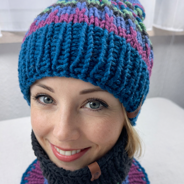 Mütze und Loop als Set für Damen, handgestrickt aus kuschelweicher Wolle 