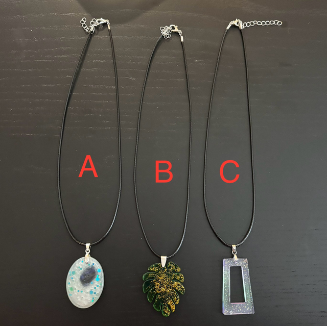 COLLIERS AVEC PENDENTIF EN RÉSINE 