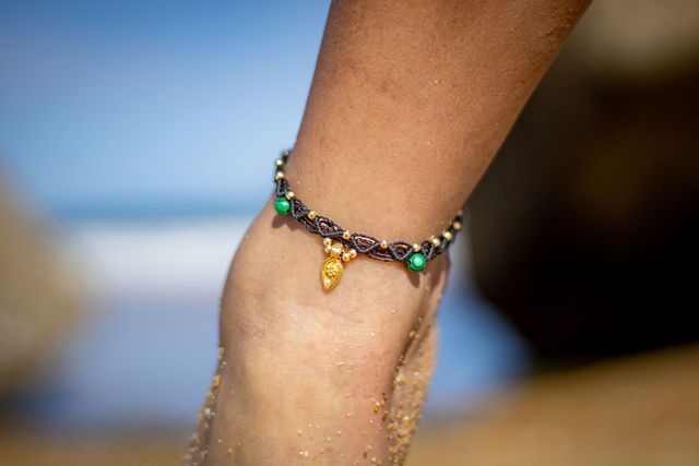 Chevillère noire et perles malachite