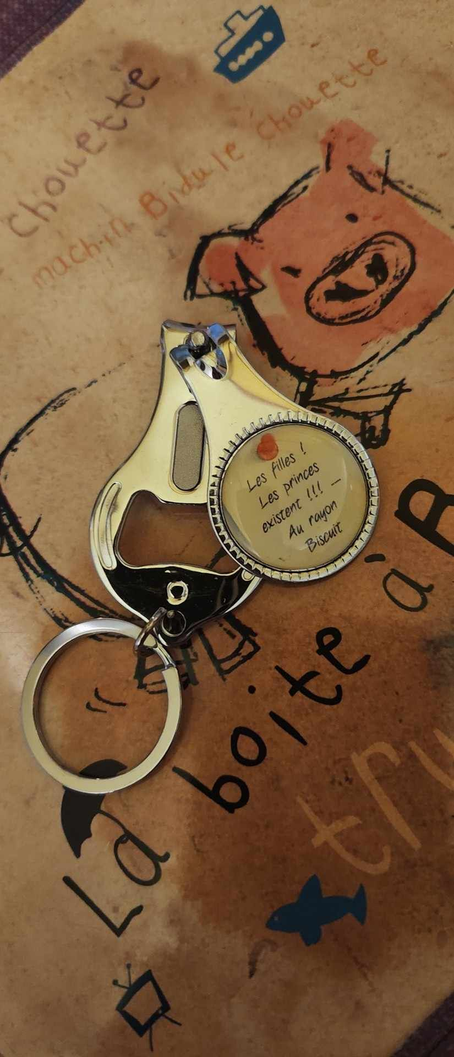 PORTE CLÉ COUPE-ONGLE  &quot; Les filles , les princes charmants existent ,,,au rayon Biscuits 