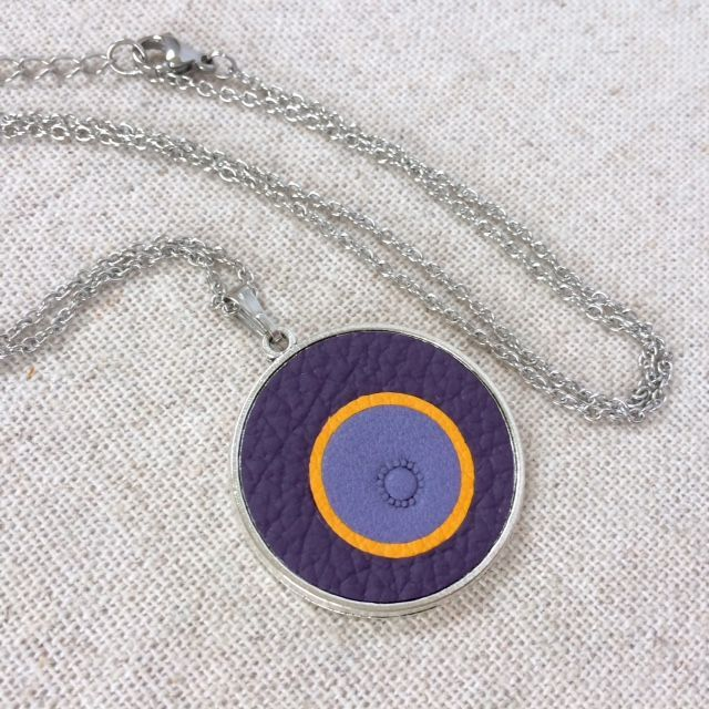 Collier réversible « Duo » argenté, support de cabochon double face, marqueterie de cuir de vachette couleur violet et safran