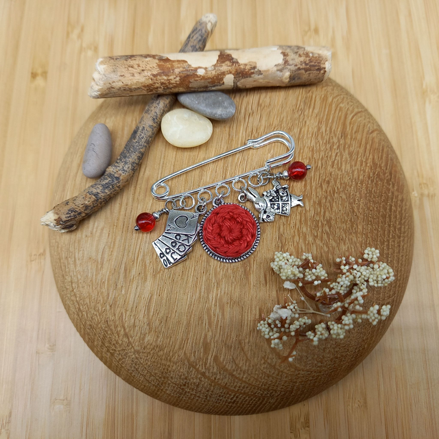Broche rouge et argentée - Alice au pays des merveilles