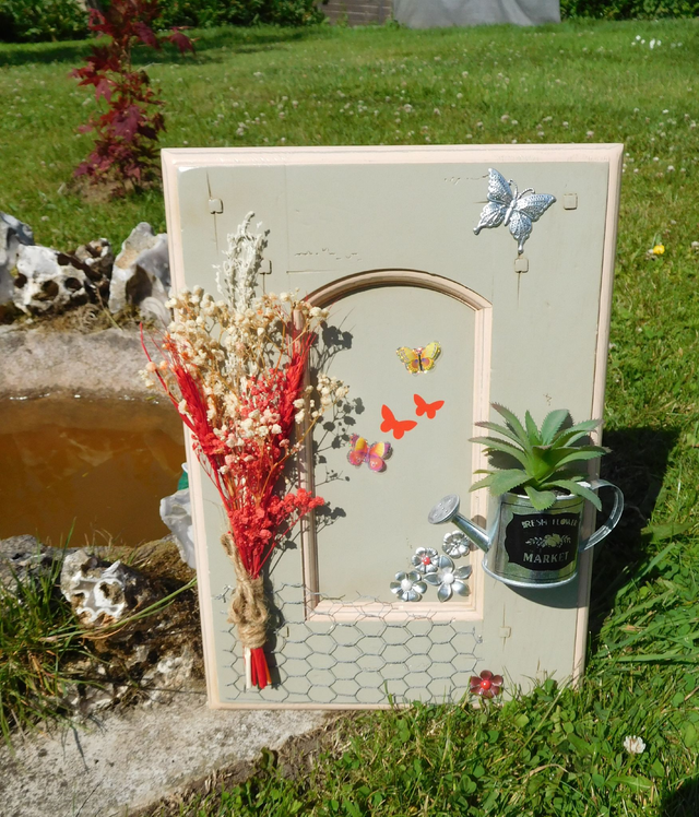 Porte plante mural avec arrosoir 