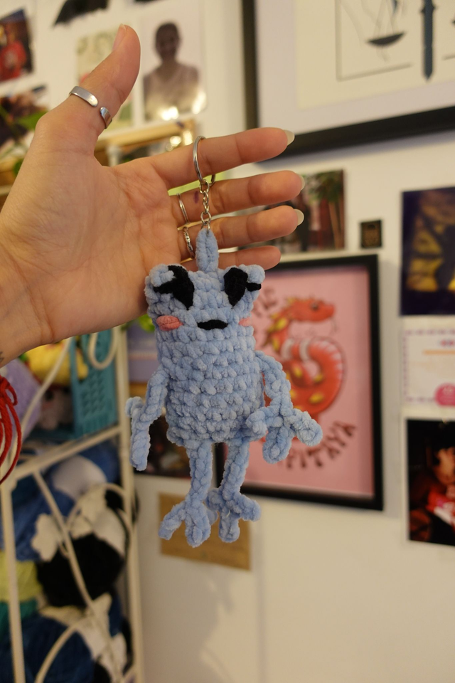 Froggy charm bleu ciel - La grenouille rêveuse et apaisante