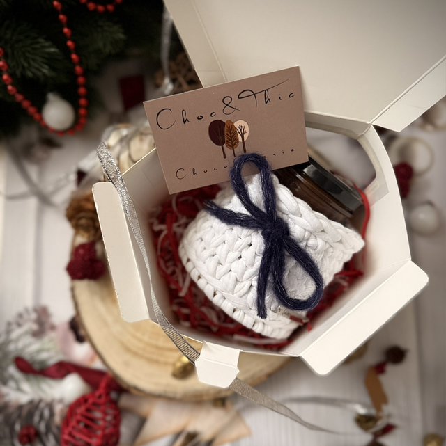 Petit panier blanc au crochet avec pâte à tartiner artisanale