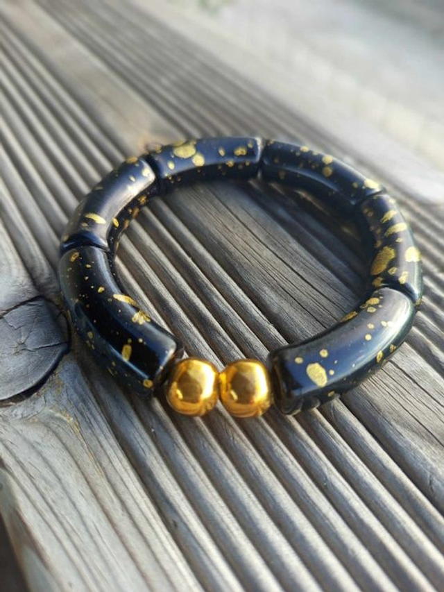 Bracelet perles tubes incurvées acryliques tâchetées Khazaana noir
