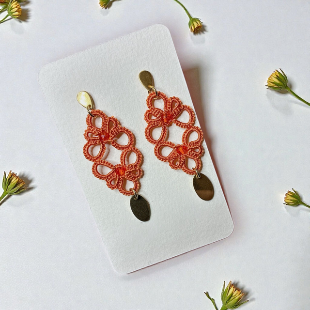 Boucles d'oreilles en dentelle de frivolité et breloque