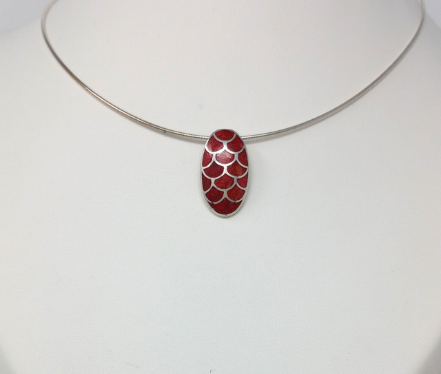 PENDENTIF OVALE ORNE D'ECAILLES DE CORAIL- ARGENT MASSIF - VENDU SANS CHAINE - 3400
