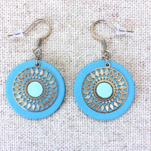 Boucles d’oreilles « Tambourin » argentées, cuir bleu clair et bleu pastel