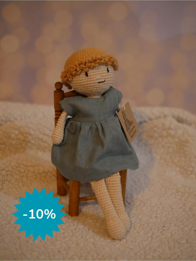 Poupée peau blanche, cheveux courts blonds