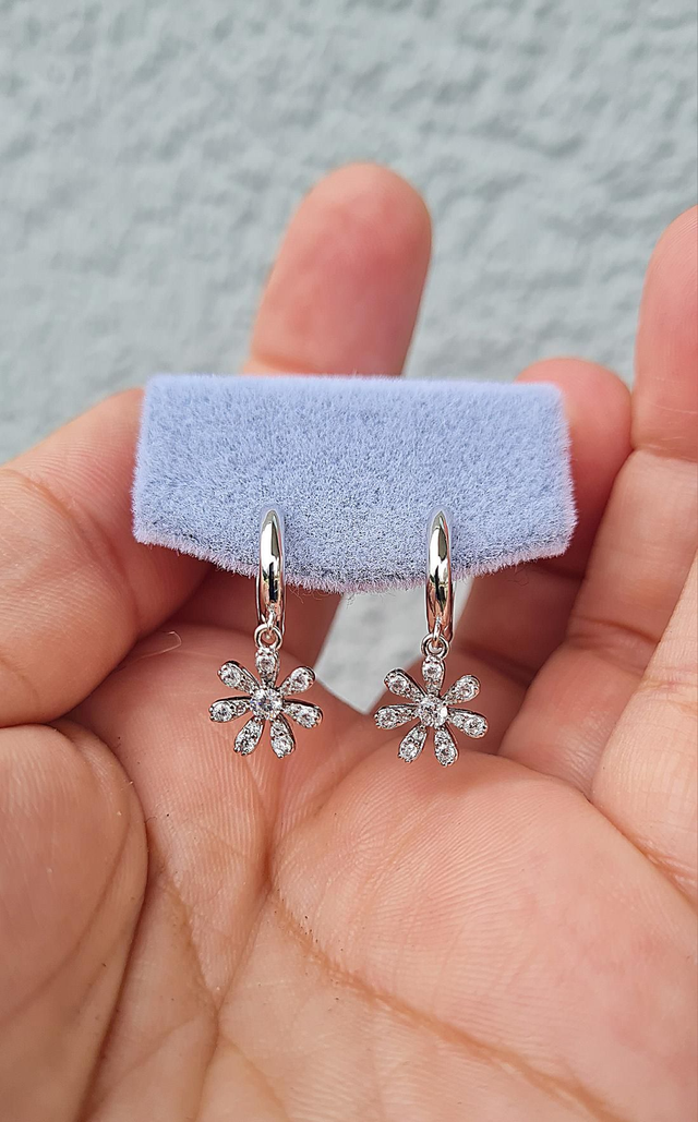 Dormeuses en acier argenté "Marguerite" avec strass zircon (la paire)