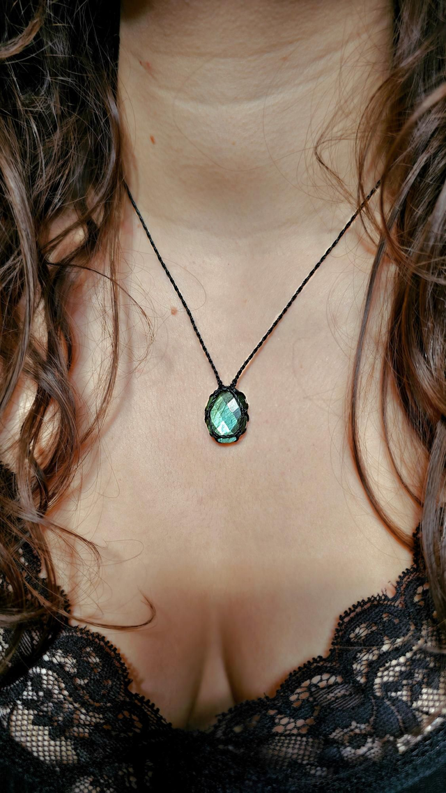 Collier pierre labradorite double face bleue et verte macramé noir réglable