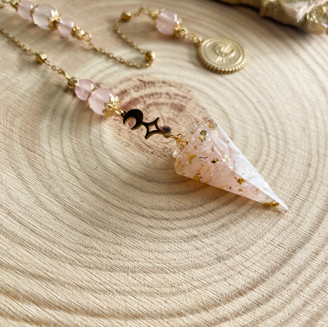 Pendule divinatoire en quartz rose, médaillon lune