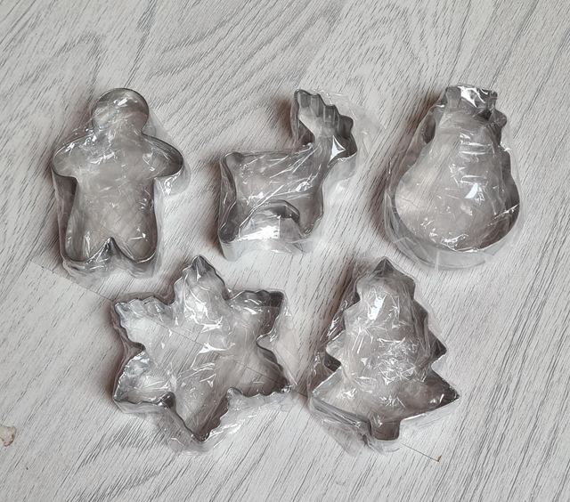 Cookie cutters metal set of 5 Christmas Tree Snowman Gingerbread Man Snowflake Reindeer