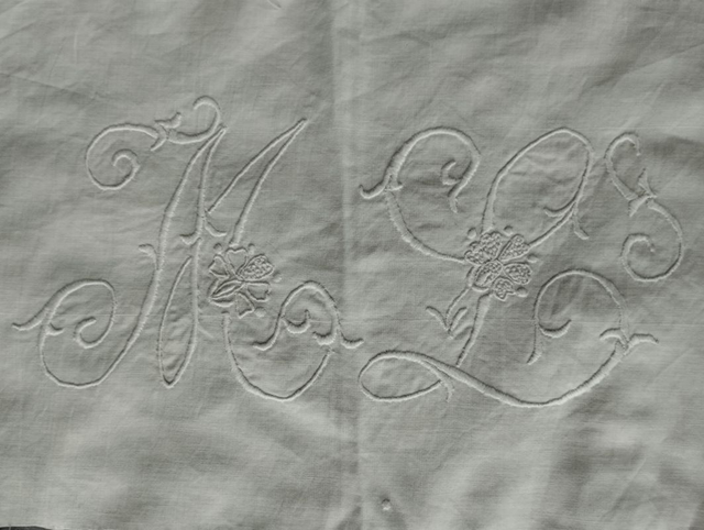 Monogramme ML sur morceau de lin fin