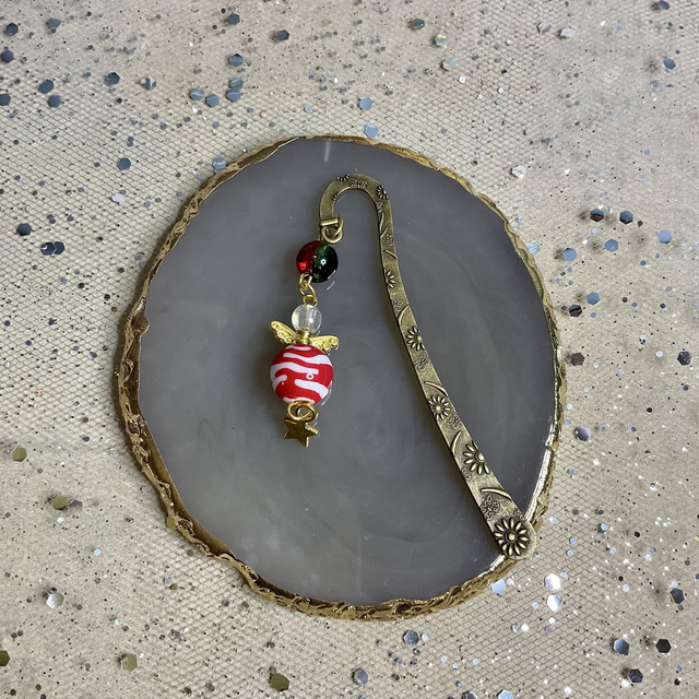 Christmas bookmark with colourful beads. Gift for book lovers.