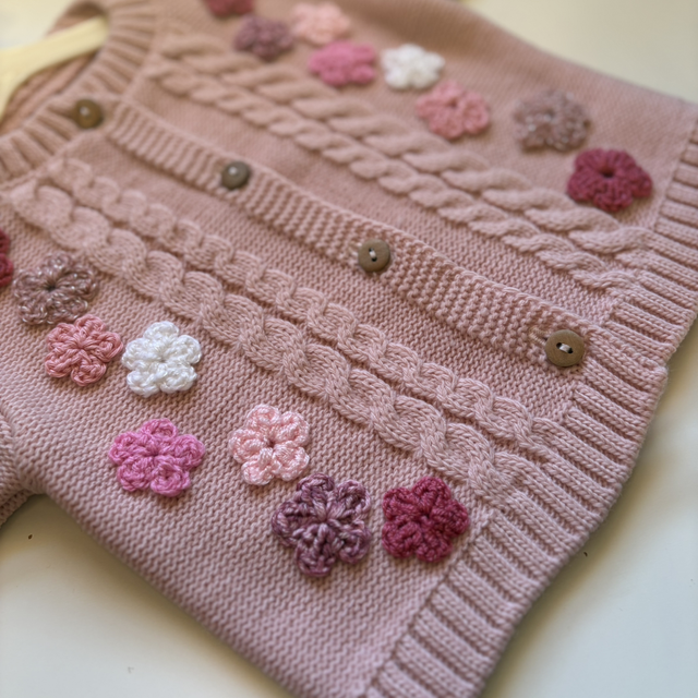 Casaco rosa com flores 