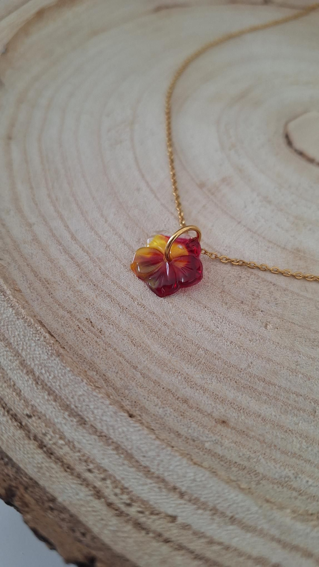 Collier doré fleur hibiscus rose/jaune