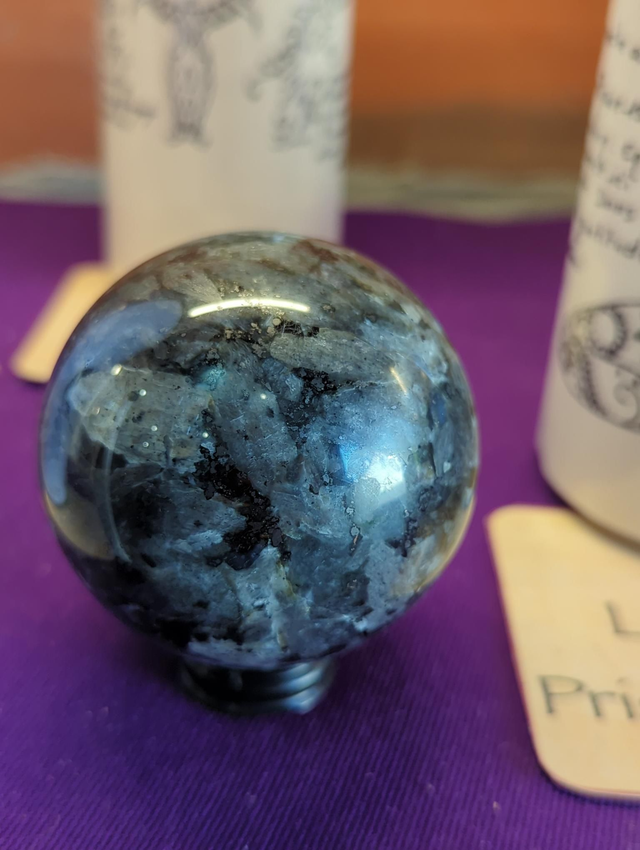 010 Larvakite sphère 409gr