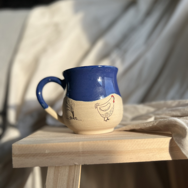 Keramiktasse mit Huhn-Motiv in dunkelblau (1)