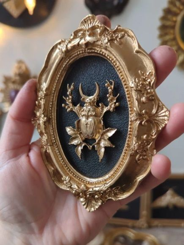 Cadre baroque doré scarabée