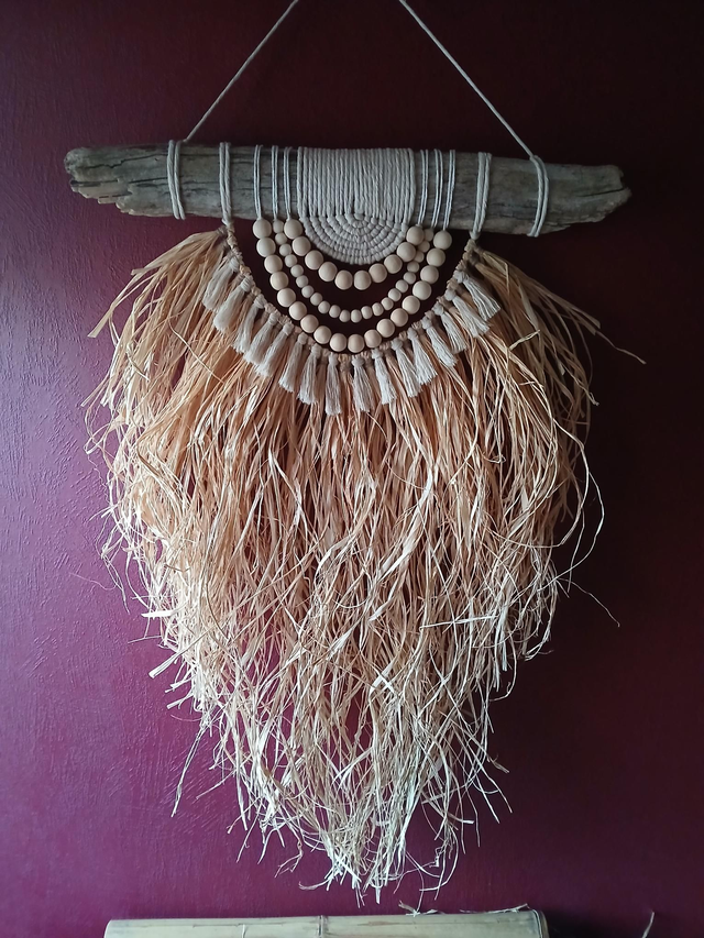 Suspension murale bohème en raphia et perles de bois