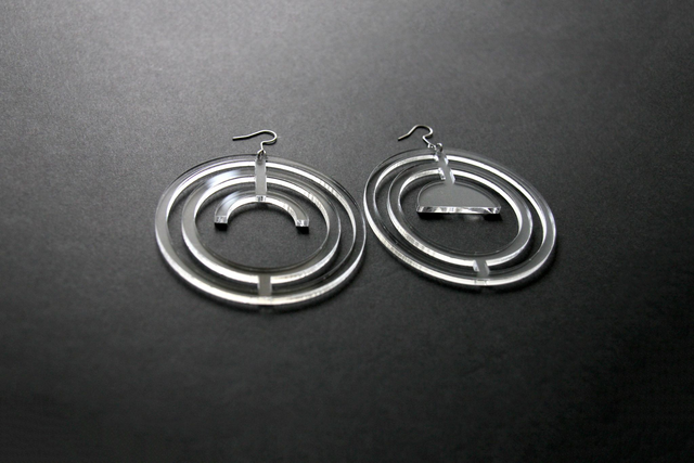 Boucles d&#039;oreilles &quot;croissant&quot; - PMMA transparent - Collection Arasy
