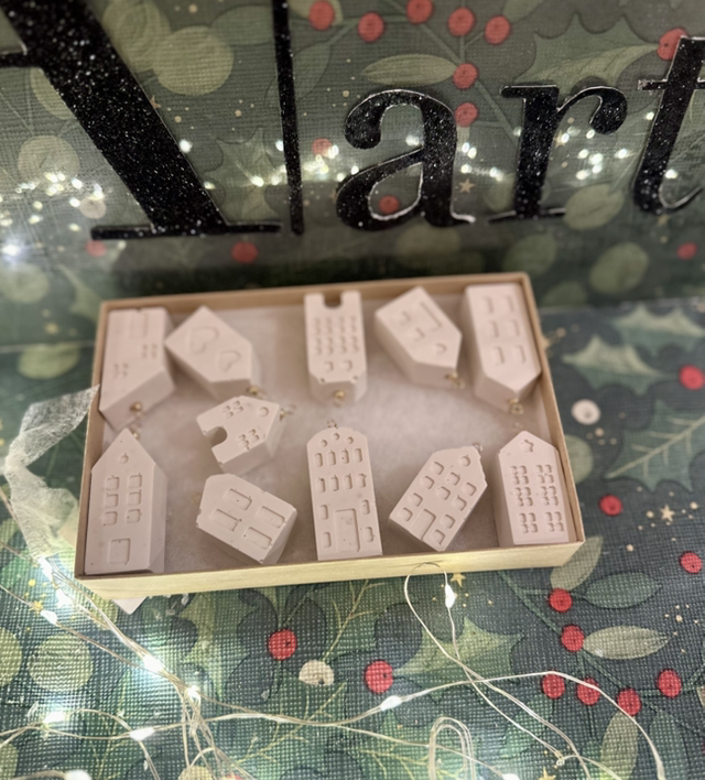 11 HOUSES BAUBLES SET