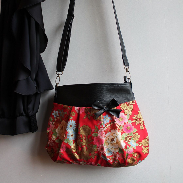 Sac à bandoulière fermeture zippée &quot;Kanako&quot; rouge &amp; simili cuir noir