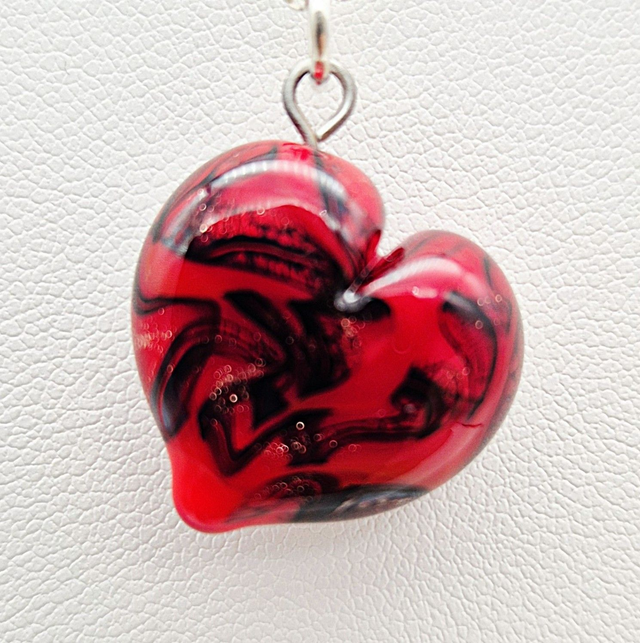 Pendentif Cœur rouge avec fil noir et aventurine dorée 1