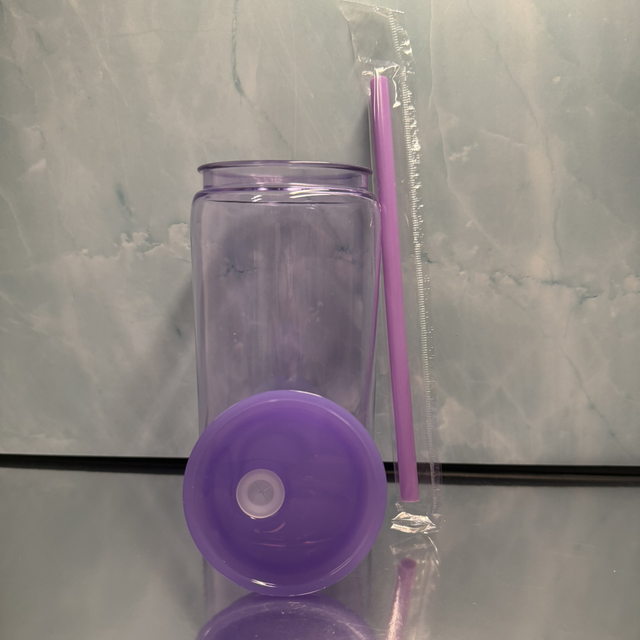 Trinkbecher mit Strohhalm lila