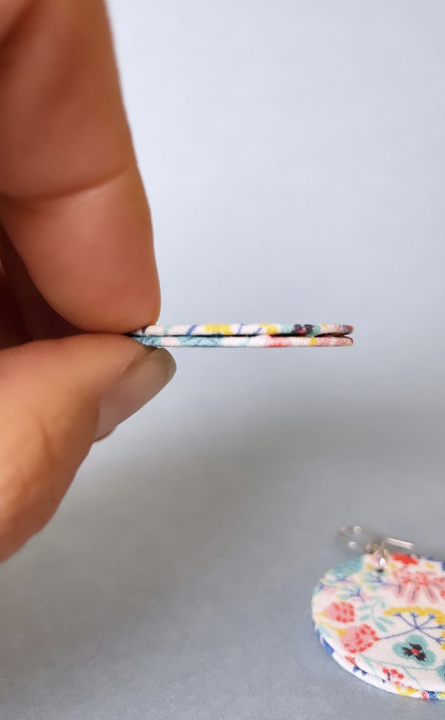 Boucles d'oreilles carton et tissu imprimé végétal de forme ronde, collection « champêtre » - tons blanc, bleu, rouge, jaune, vert.