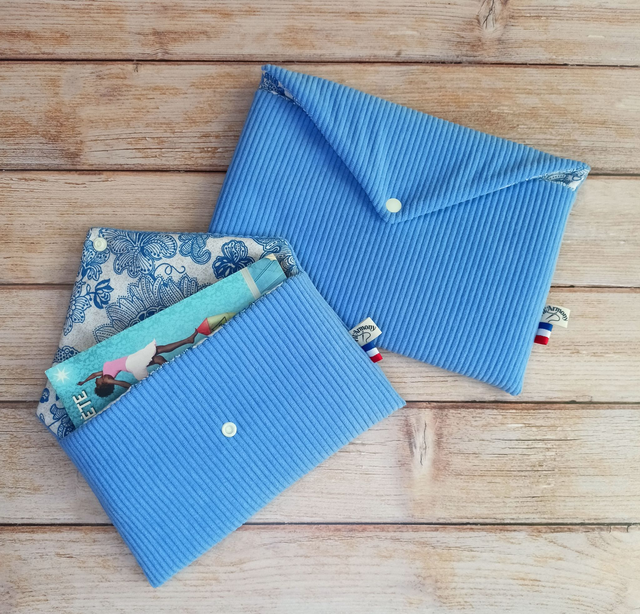 Pochette à livre broché velours bleu ciel