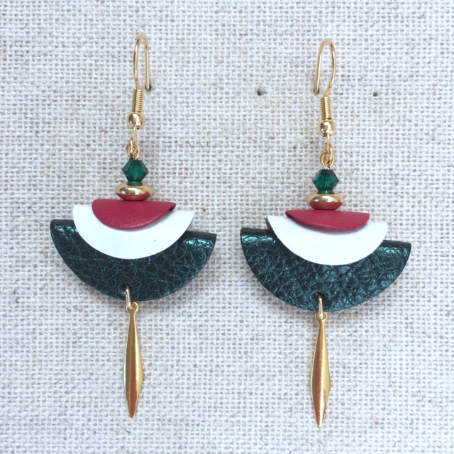Boucles d’oreilles « Trio lungo » dorées, cuir vert émeraude métallisé / blanc/ rouge sang