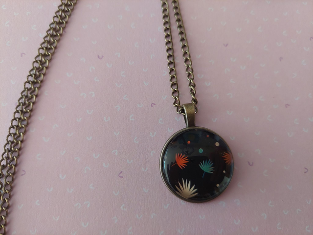 Collier Cabochon Noir de feuilles