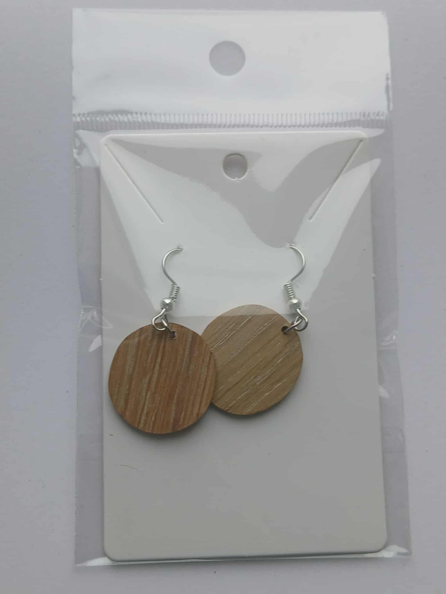 Boucles d’oreilles rondes en noyer – bijou artisanal en bois naturel