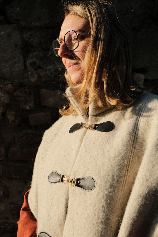 Cape longue en feutre – Élégance & Authenticité