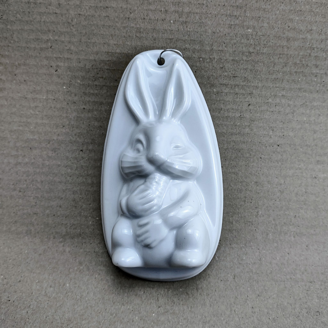 Konijn Paashaas | Witte geglazuurde aardewerk Puddingvorm Botervorm met ophangoog (lengte 15 cm | breedte 8 cm | diepte 4 cm) | Vintage