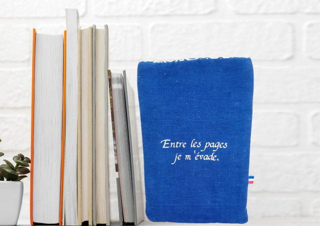 Pochette livre bleu velour milleraie