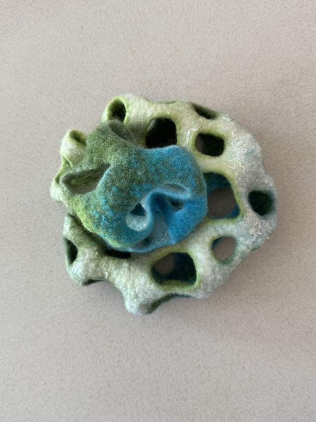 Filzbrosche als Statement